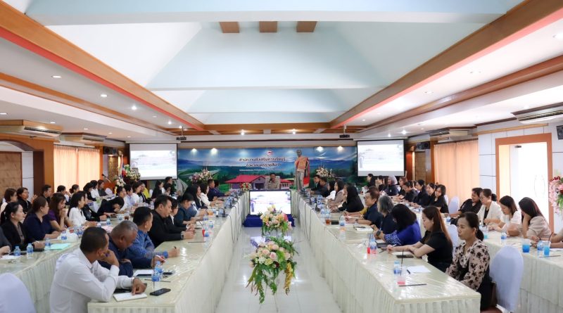 สกร.จังหวัดนครราชสีมา ประชุมผู้บริหาร ข้าราชการ และบุคลากร เพื่อรับนโยบายการขับเคลื่อนการดำเนินงานในไตรมาส 3–4 จาก นายมาโนชฐ์ ลาภจิตร ผู้อำนวยการสำนักงานส่งเสริมการเรียนรู้ประจำจังหวัดนครราชสีมา